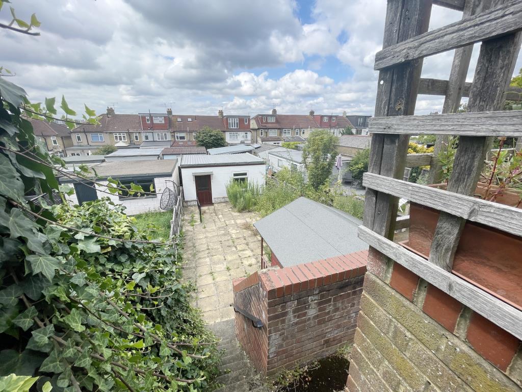 Lot: 132 - END-TERRACE HOUSE WITH DOUBLE GARAGE REQUIRING MODERNISATION - outside image of garden looking down from back of house